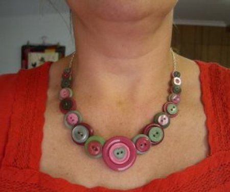 layered                                                                                                                                                                                 More Diy Button Crafts, Lilly Pilly, Button Creations, Gemstone Brooch, Button Necklace, Pretty Necklace, Button Bracelet, Diy Buttons, Necklace Tutorial