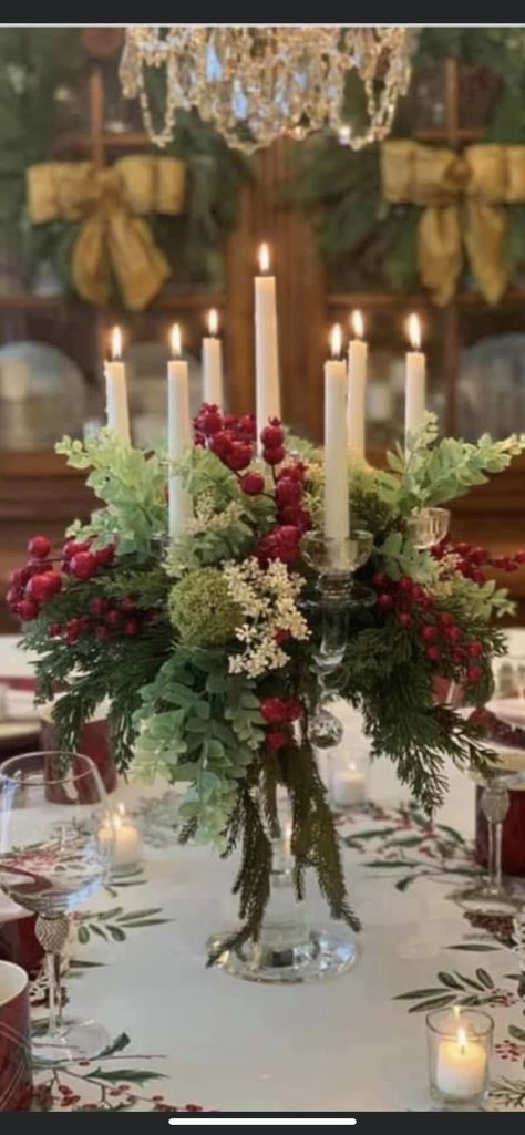 Christmas Candleabra Centerpiece, Candelabra Christmas Centerpiece, Christmas Candelabra Ideas, Clear Glass Dinnerware, Xmas Tables, Candlestick Arrangements, Christmas Dining Table Decorations, Christmas Candelabra, Dining Table Decorations