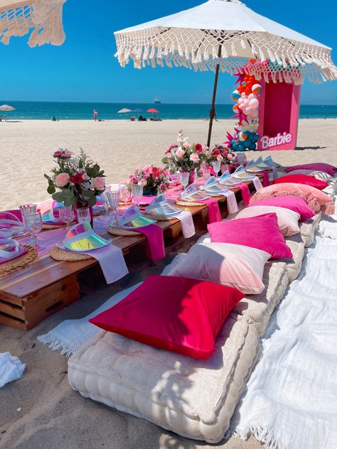 Barbie themed picnic. Beach picnic. Pink Beach Picnic, Beach Picnic Ideas, Chilanga Mulilo, Barbie Picnic, Pastel Picnic, Beach Picnic Party, Margaritaville Party, Luxury Birthday Party, Beach Theme Birthday