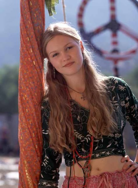 Julia Stiles Julia Stiles Hair, Kat Stratford, Julia Stiles, Iconic Outfits, 90s Kids, Looks Vintage, 90s Fashion, Pretty Woman, Style Icons