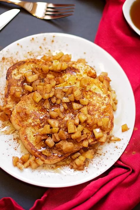 Apple Pie French Toast Apple Pie French Toast, Apple French Toast Casserole, Apple French Toast, Whipped Cream Recipe, Classic French Toast, Apple Breakfast, French Toast Casserole Recipes, Best French Toast, Cafe Delites