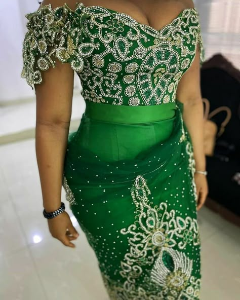 Igboweddingng™️ on Instagram: “It's all in the fabric, details and fit 💚💚💚👏🏽👏🏽 . Outfit was made with the Luxury 3D net George in emerald from @george_by_ruverodesigns 😁😁…” Culture Outfits Traditional Dresses, George Blouse And Wrapper Styles, George Styles, Lace Blouse Styles, Nigerian Traditional Dresses, Nigerian Lace Dress, Nigerian Outfits, African Traditional Wedding Dress, Nigerian Lace Styles Dress