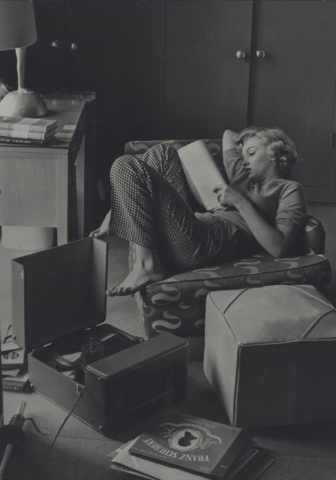 By now most portraits of Marilyn Monroe are widely seen — except for a batch discovered by the wife of fashion photographer Andre de Dienes. Lost Photos, Estilo Marilyn Monroe, Marilyn Monroe Photos, Norma Jean, Norma Jeane, Woman Reading, Photo Vintage, Foto Inspiration, 인물 사진