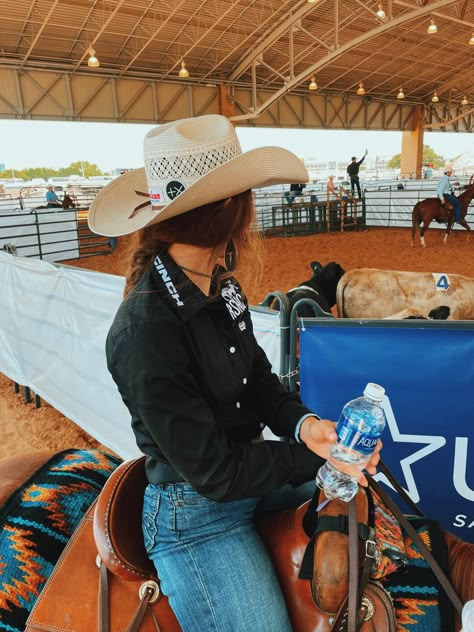 Cowgirl Riding Outfits, Roping Outfit, Barrel Racing Outfits For Women, Barrel Racing Outfits Rodeo, Barrel Racer Outfit, Western Riding Outfits, Western Riding Outfit, Barrel Racing Outfits, Western Hairstyles