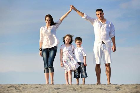 Family Picture Poses, Family Beach Pictures, Photography Poses Family, Family Photo Pose, Beach Family Photos, Beach Photography Poses, Foto Tips, Foto Poses, Family Posing