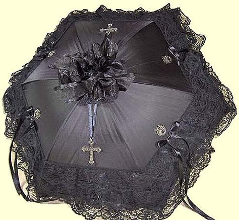 goth parasol... Gothic Umbrella, Lace Umbrella, Lace Parasol, Black Umbrella, Style Steampunk, Victorian Goth, Gothic Clothes, Umbrellas Parasols, Gothic Accessories