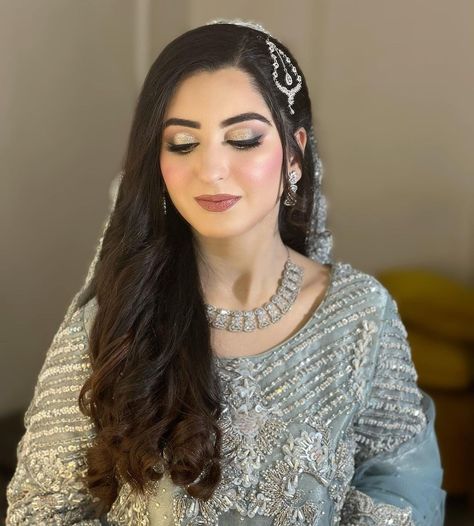 Makeup With Ice Blue Dress, Light Grey Makeup Looks, Grey Lehenga Makeup Look, Grey Saree Makeup, Decent Makeup Looks, Eye Makeup For Grey Dress, Light Blue Dress Makeup Ideas, Gray Dress Makeup Look, Grey Dress Makeup Ideas