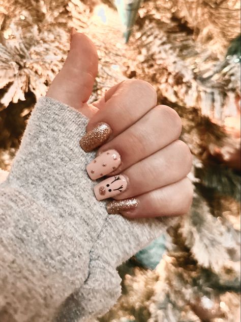 Brown Reindeer Nails, Gold Reindeer Nails, Pink Reindeer Nails, Reindeer Nails Christmas, Christmas Nails Beige, Rain Deer Nails, Beige Christmas Nails, Nude Xmas Nails, Advent Nails