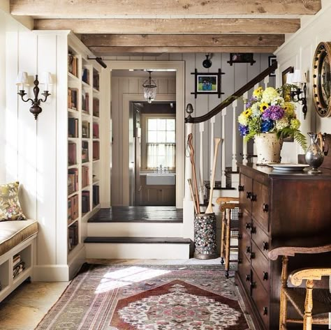 The Golden Girl | Home Decor Inspiration, entry, foyer, home decor, home sweet home, home inspiration, modern home, foyer renovation, traditional Vstupná Hala, Brambly Hedge, Rustic Entryway, Country Cottages, Bright Living Room, Cottage Charm, Casa Vintage, Foyer Decorating, Cottage Life