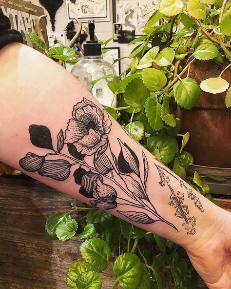 Geometric Tattoo Sleeve Designs, Poppy Tattoo, Insect Tattoo, Poppies Tattoo, Work Tattoo, Beautiful Flower Tattoos, Plant Tattoo, Botanical Tattoo, Line Work Tattoo