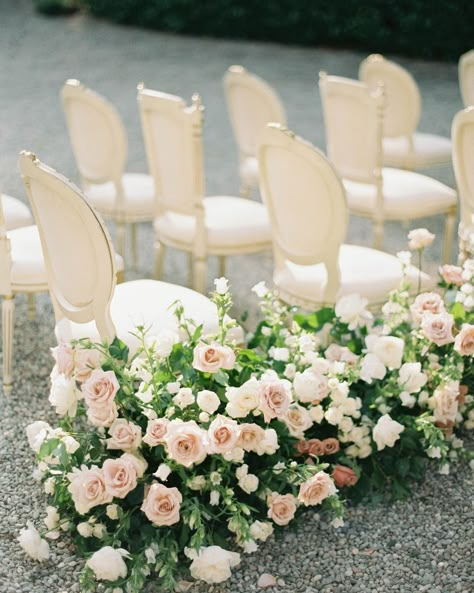 Janna Brown Design on Instagram: “This blush and cream ceremony design extended into the sprawling gardens of the lovely Villa Sola Cabiati, one of the most beautiful…” Aisle Walkway, Romantic Ceremony Decor, Ceremony Flowers Aisle, Head Table Wedding Decorations, Ceremony Aisle, Head Table Wedding, Wedding Dr, Aisle Flowers, Ceremony Design