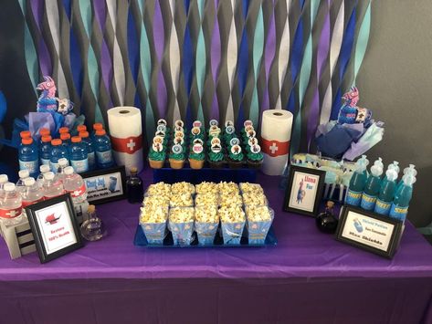 Uldan’s 7th Fortnite Birthday | CatchMyParty.com Fortnite Themed Food, Fortnite Dessert Table, Fortnite Sleepover Ideas, Fortnite Desserts, Fortnite Food Ideas Party, Fortnite Snacks, Fortnite Birthday Party Ideas Food, Fortnite Themed Birthday Party, Fortnite Birthday Party Ideas Cake