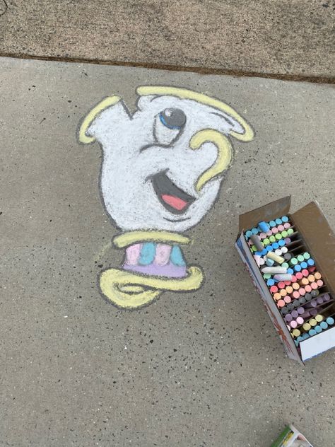 Chalk Drawings Disney, Chalk Disney Art, Small Chalk Art, Chalk Ideas Disney, Disney Chalk Art Sidewalks, Chalk Art Ideas Disney, Disney Chalk Art Easy, Sidewalk Chalk Art Disney, Simple Chalk Drawings