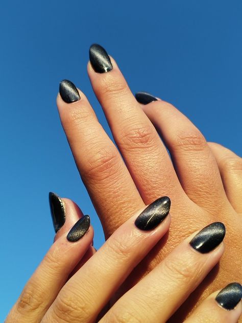 Se ven unas manos sobre puestas con las uñas azul grisáceo y brillos que parecen galaxia. El fondo es el cielo se siente la magia Eclipse Nails 2024, Eclipse Nails, Season Nails, Magic Nails, Galaxy Nails, Nails 2024, Spring Nails, Nail Inspo, Nails