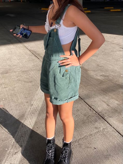 Overall Shorts Outfit Alternative, Camp Concert Outfit, Cute Valentines Day Outfits Casual, Green Short Overalls Outfit, Noah Kahan Tour Outfit, Green Overall Shorts Outfit, 502s Concert Outfit, Noah Kahan Concert Outfit Fall, Nosh Kahan Concert Outfits