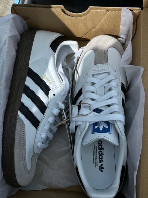 Adidas Samba Original, Samba Sneakers, Adidas Samba Outfit, Samba Shoes, Trendy Shoes Sneakers, Pretty Shoes Sneakers, Samba Og, Shoe Wishlist, Shoes Outfit Fashion