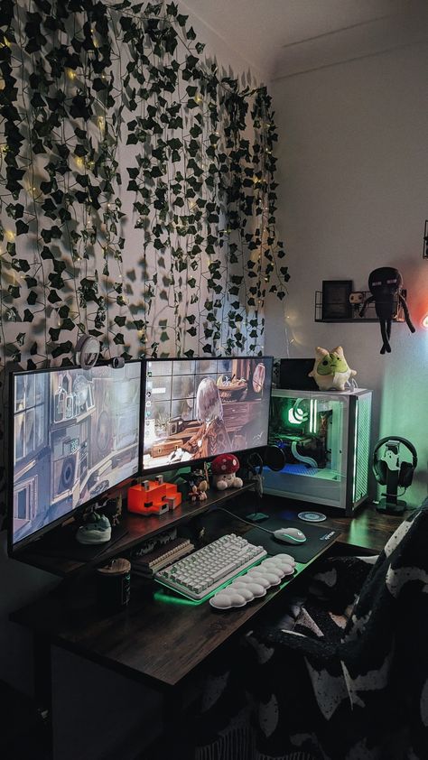 Black Computer Desk Decor, Gaming Setup Black Desk, Black And Green Desk Setup, Black Gamer Setup, Chill Gaming Setup, Green And Black Gaming Setup, Fantasy Desk Setup, Grunge Pc Setup, Dark Cozy Gaming Setup