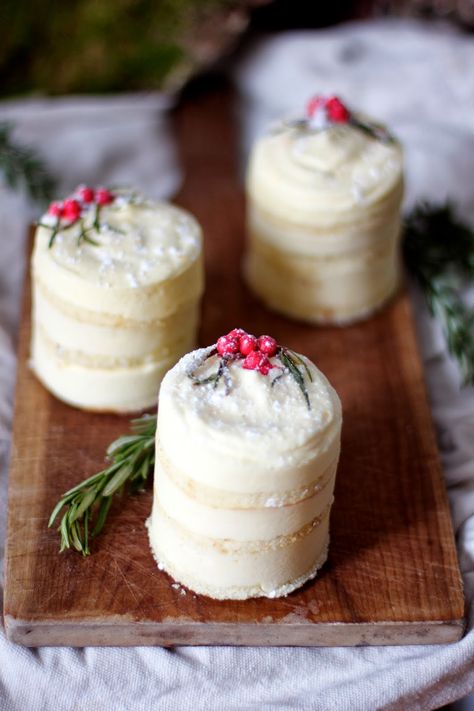 Cake Recipes Christmas, Christmas Cakesicles, Lemon Mousse Cake, Winter Torte, Cakes Christmas, Holiday Baking Christmas, Lemon Mousse, Christmas Cake Pops, Cake Delicious