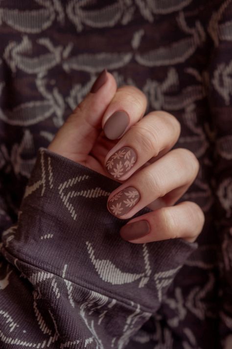 Embrace the beauty of autumn with these stylish brown nails featuring delicate leaf designs. Perfect for the fall season, this trendy nail idea effortlessly complements your cozy fall outfits. Elevate your fashion game with this chic and earthy design, blending elegance with the natural tones of the season. A must-try for all fall nail lovers! Elegant Autumn Nails, Earthy Nails Designs, Brown Autumn Nails, Trendy Autumn Nails, Earthy Nails, Earthy Design, Cozy Fall Outfits, Leaf Designs, Vibrant Nails