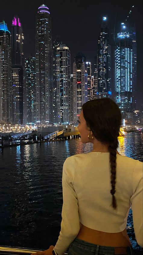 Dubai Desert Pictures Ideas, Dubai Poses, Yacht Dinner, Best Places In Dubai, Dubai Picture Ideas, Dubai Instagram Pictures, Dubai Photoshoot, Miami Pictures, Summer Instagram Pictures