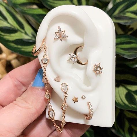 Piercing Inspiration, Double Ear Piercings, Adornment Jewelry, Cool Ear Piercings, Pretty Ear Piercings, Cool Piercings, Cute Ear Piercings, Ear Style, Cute Piercings