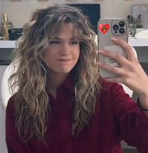 90s Long Layered Hair Curly, Natasha Leon Hair, Curtain Bangs With Wavy Hair Naturally Curly, Wavy Hair Naturally Bangs, Wavy Curly Haircut Layers, 70s Wavy Haircut, Curly Wavy Bangs Long Hair, 90s Layered Haircut Curly Hair, Haircuts For Naturally Wavy Hair Long Layers