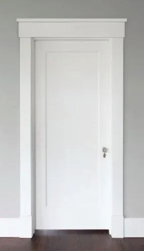 Modern Door Frame Molding, How To Make Walls Look Taller, Trim Work Ideas, Modern Farmhouse Baseboards, Door Trim Ideas Moldings, Baseboard Trim Ideas, Farmhouse Baseboards, Farmhouse Molding, Modern Farmhouse Interior Doors