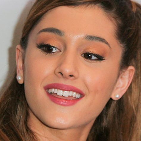 Ariana Grande Makeup | Steal Her Style Ariana Grande Eyes, Teeth Aesthetic, Vogue Makeup, Ariana Grande Makeup, Perfect Cat Eye, Makeup Icons, Purple Eye Makeup, Perfect Teeth, Teeth Shape