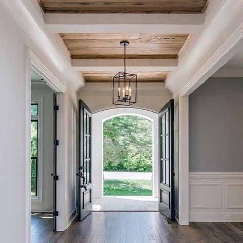 Awesome Rustic Ceiling Ideas For Foyer Hus Inspiration, घर की सजावट, Pool Design, Design Del Prodotto, Decor Minimalist, Home Fashion, 인테리어 디자인, House Inspiration, تصميم داخلي