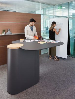 Designed by Schiavello’s Principal of People and Culture Consulting Keti Malkoski, in collaboration with acclaimed Australian designer Amanda Stanaway, the Agile Table responds to the need for a team table that supports agile mindsets within the office. Catering to independent seated work, and impromptu standing meetings, Agile Table features different levels of formality and flexible work points. #Schiavello #AgileTable #TeamTable #AmandaStanaway #CorporateOfficeDesign #Workspaces Standing Table Design, Host Stand Design, Standing Tables, Education Design Interior, Team Table, Office Catering, Modern Workplace, Working Table, Communal Table