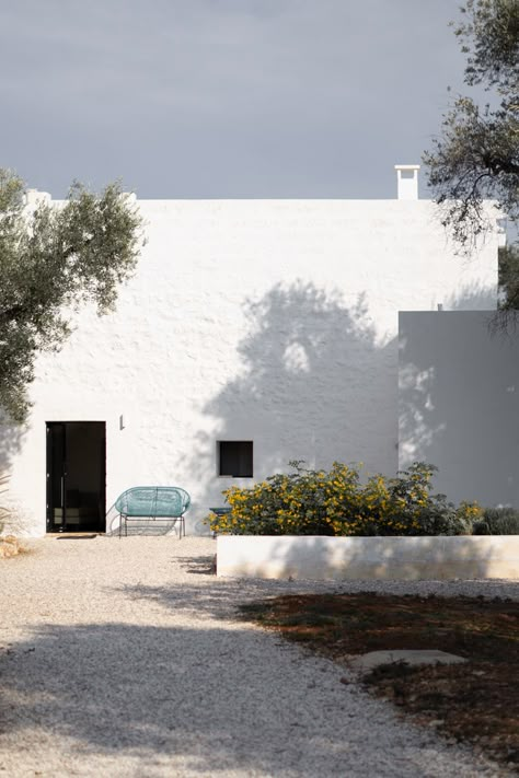 Italian Architecture Homes, Puglia Architecture, Modern Italian Farmhouse, Farmhouse Luxury, Built In Vanity, Nature And Architecture, Greece Villa, Italian Farmhouse, Italy Villa