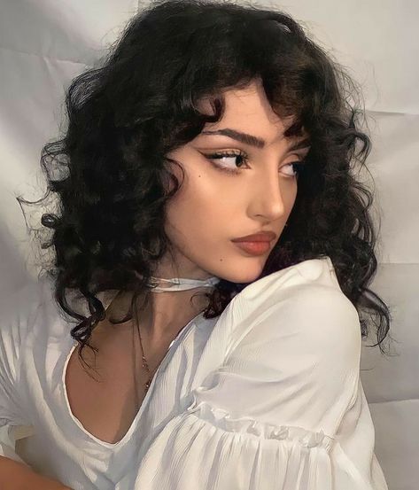 Beer For Hair, Hair Icon, Heatless Curls, Vintage Beauty, Divine Feminine, Makeup Inspiration, Pretty Woman, Hair Inspo, Curly Hair