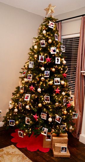 Tree by Wills Casa, via Flickr Fake Polaroid, Christmas Tree Ideas Themed, Chirstmas Decor, Tree Theme, Red Christmas Decor, Tree Themes, Creative Christmas Trees, Family Pic, Black Christmas Trees