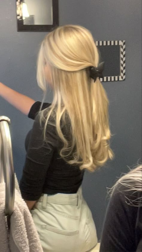 blonde hair pulled back into a clip Pretty Blonde Hairstyles, Light Blonde Long Hair, Blonde Girl Hairstyles, Romantic Blonde Hair, Long Hair Styles Blonde, Blonde Hair Aesthetic Girl, Long Blonde Hair Inspo Straight, Blonde Haired Girl Aesthetic, Long Hair Aesthetic Blonde