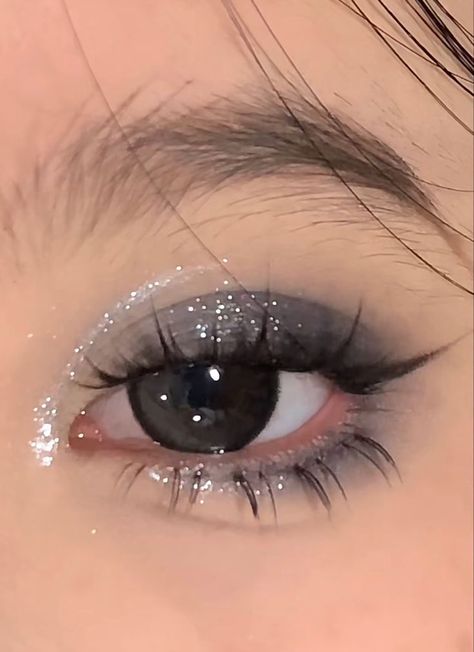 Glitter Eyeshadow Looks, Concert Makeup, Cute Eye Makeup, Doll Eye Makeup, Glitter Eye Makeup, Swag Makeup, Brown Eye, Ethereal Makeup, Pinterest Makeup