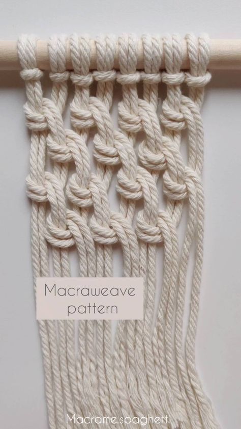 Last macraweave pattern was a success, so here is another one, my makers. Easy peasy yet so gorgeous. Like and save it so you know where… | Instagram Macrame And Weaving, Macrame Patterns Tutorials Easy, Macraweave Pattern, Macraweave Tutorial, Macrame Patterns Tutorials Wall Hangings, Macrame Diy Patterns, Macrame Ideas Projects, Easy Macrame Projects, Macrame Knots Step By Step