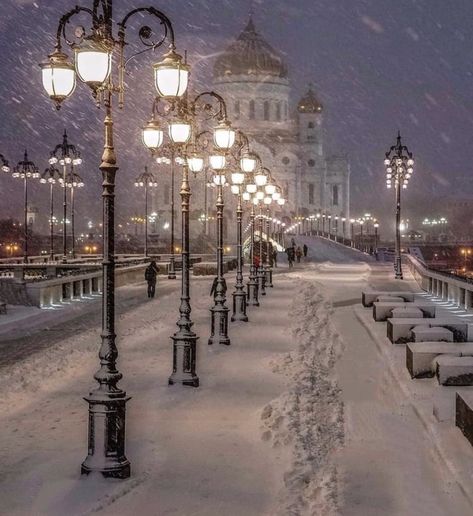 #winter #travel #christmas #russia #city #light #snow #moscow  https://weheartit.com/entry/324136297 Winters Tafereel, Snowy Night, Fotografi Kota, Winter Szenen, Street Lights, Winter Love, Winter Scenery, Winter Beauty, Snow Scenes