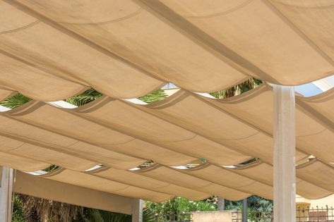 A retractable pergola canopy shades the area below the pergola. Learn how to build a DIY retractable pergola canopy, also known as a slide wire shade. Diy Retractable Canopy, Enclosed Patio Ideas, Retractable Pergola Canopy, Vinyl Pergola, Retractable Shade, Retractable Pergola, Building A Pergola, Enclosed Patio, Diy Canopy