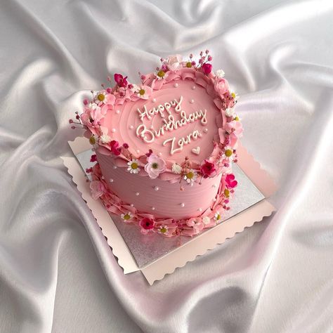 All Posts • Instagram Heart Birthday Cake, Bolo Vintage, 20 Birthday Cake, Vintage Birthday Cakes, 21st Cake, Girly Cakes, 21st Birthday Cakes, Pink Birthday Cakes, Birthday Dinner Party