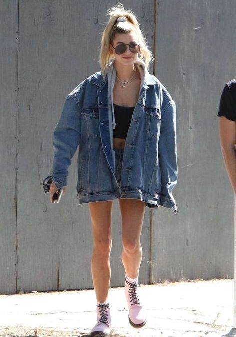 Oversized Denim Jacket Outfit, Oversize Outfit, Hailey Baldwin Style, Jean Jacket Outfits, Denim Jacket Outfit, Oversized Outfit, Jean Jacket Women, Celeb Style, Oversized Denim Jacket