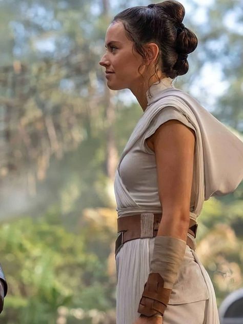 Star Wars Ray, Slave Outfit, Ray Star Wars, Star Wars Hair, Leia Cosplay, Daisy Ridley Star Wars, Rey Cosplay, Rey Skywalker, Rey Star Wars