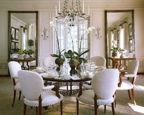 Round Dining Tables: Ideas and Tips Table With Chairs, Round Dining Room Table, White Chairs, Round Dining Room, Beautiful Dining Rooms, Dining Room Inspiration, White Rooms, Elegant Dining, Chic Home