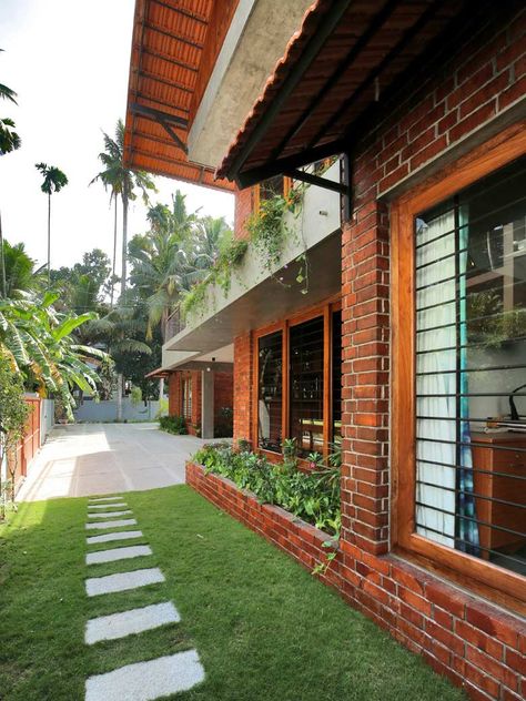 We travel to Kerala to visit the striking brick house of Trivandrum! | Goodhomes.co.in Brick Construction, Indian Home Design, Kerala House Design, Kerala Houses, Brick Architecture, Brick Design, Village House Design, Courtyard House, Home Building Design