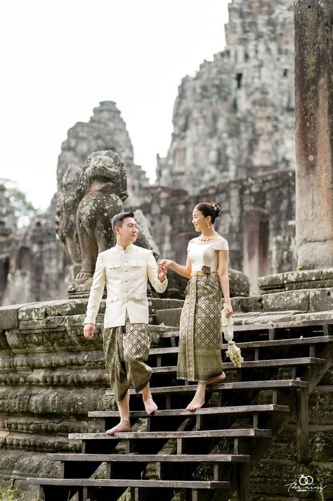 Khmer Wedding Dress Cambodia, Myanmar Wedding Photo, Unique Wedding Venue Ideas, Candi Plaosan, Affordable Destination Wedding Locations, Prewedding Adat, Small Beach Wedding, Myanmar Photo, Beach Wedding Inspo