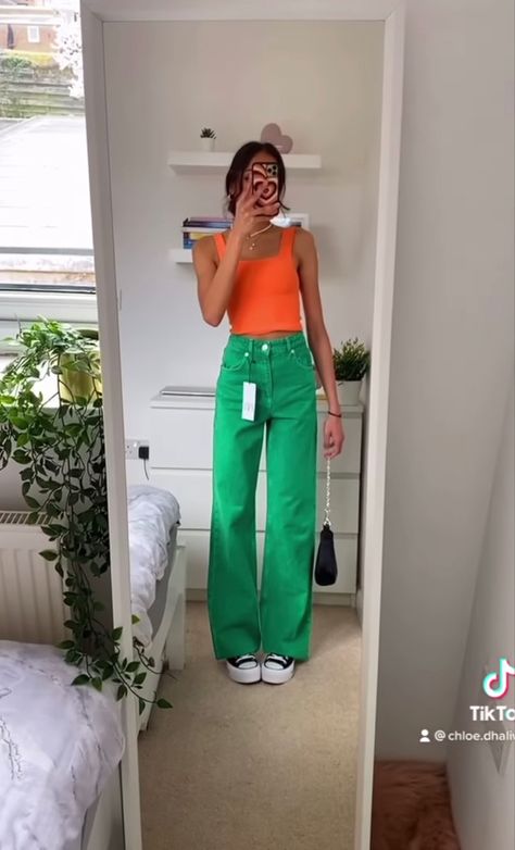 Bright Green Jeans Outfit, Bright Pants Outfit, Green Jeans Outfit, Outfits Colourful, Colored Jeans Outfits, Green Pants Outfit, Bright Colored Outfits, Day Outfit Ideas, Outfits Con Jeans