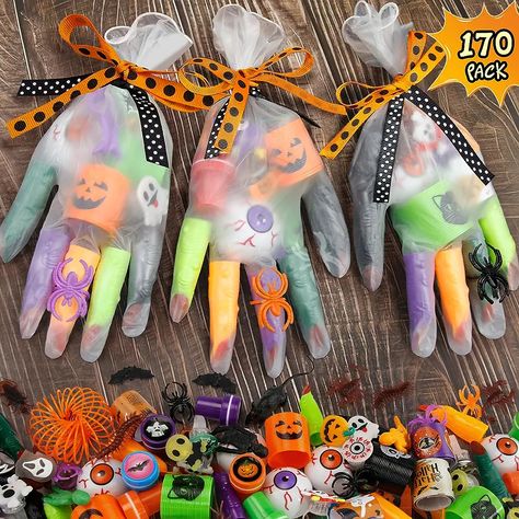 Adult Halloween Decorations, Halloween Prizes, Halloween Class Party, Halloween Infantil, Dulces Halloween, Halloween Gift Bags, Halloween Goodie Bags, Halloween Treats For Kids, Party Favors For Adults