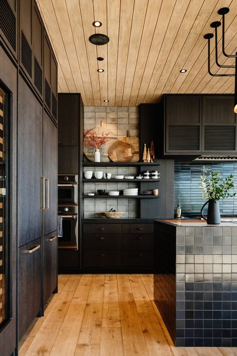 An Architect’s Dream Kitchen Channels SoCal’s Laid-Back Vibes With a Fusion of Homey Materials - Dwell Interior Dapur, Staining Cabinets, An Architect, Wood Ceilings, Design Living Room, Black Kitchens, Küchen Design, Interior Design Kitchen, Dream Kitchen