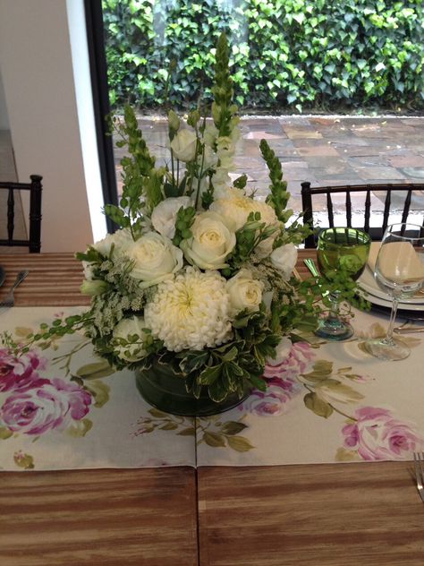 Centro de mesa en verde y blanco - green and white centerpiece Green And White Centerpiece, White Centerpiece, Green And White, Flower Arrangements, Floral Design, Table Decorations, Floral, Flowers, Green