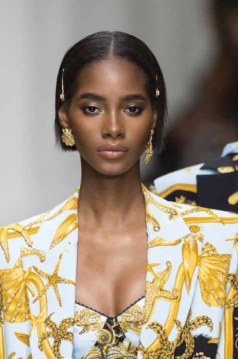 Hairstyles Runway, Runway Hairstyles, Tami Williams, Natural Hair Bob Cut, Short Relaxed Hairstyles, Natural Hair Short Cuts, Versace Spring, Short Hair Black, Pelo Afro