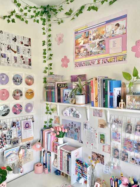 Kawaii Desk Organization, Girl Room Aesthetic, Kpop Desk, Room Preppy, Pastel Desk, Pastel Aesthetic Room, Discover Aesthetic, Productivity At Work, Indie Aesthetic Room